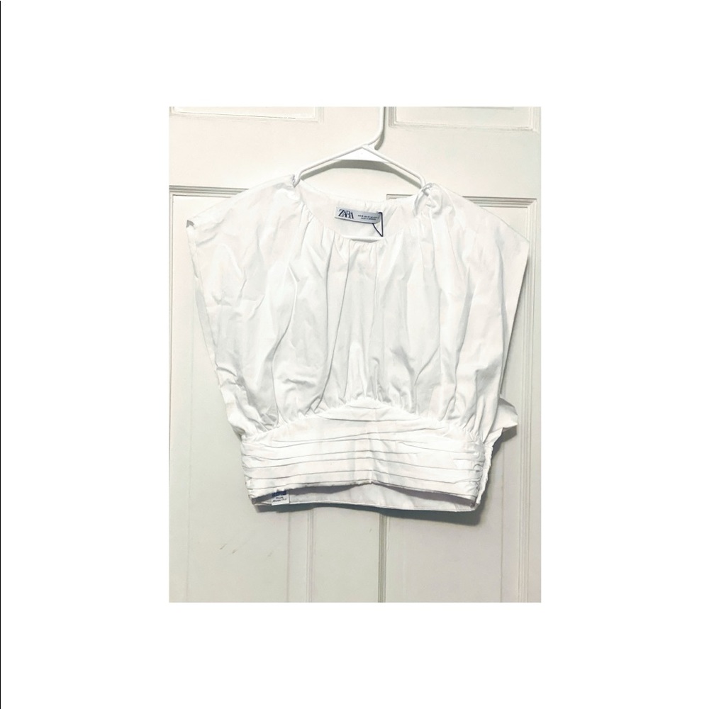 Zara Top. Open arms. Beautiful detail buttons.
